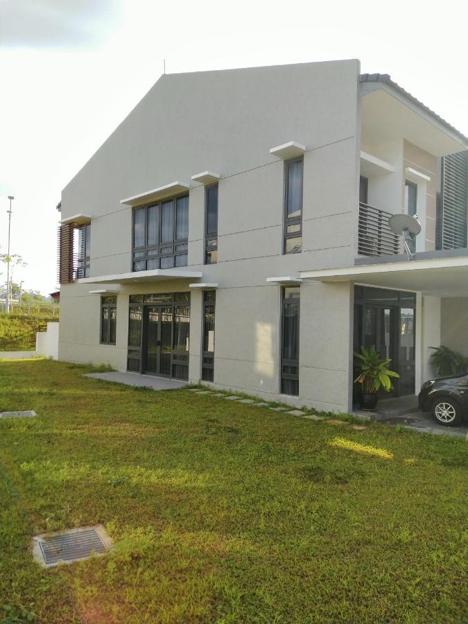 Pinevalley Homestay Putrajaya Presint 12 Екстер'єр фото